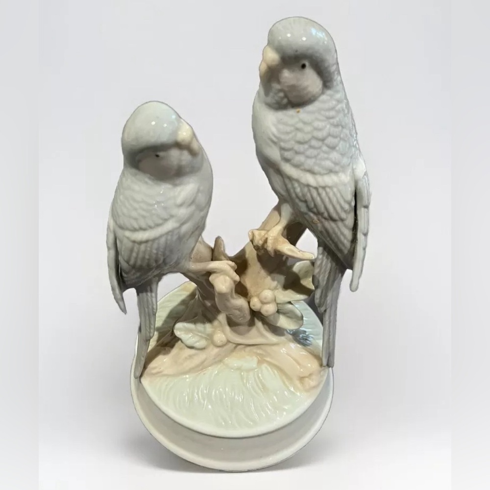 VINTAGE OMC OTAGIRI PORCELAIN MUSIC BOX WITH TWO BLUE PARAKEETS PLAYS